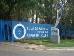 Foto da entrada do centro de treinamento Toca da Raposa do Cruzeiro Esporte Clube, em Belo Horizonte.